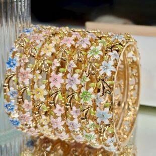 Factory direct stock: Hollowed-out small daisy enamel bracelet, multi-color floral and leaf design, drop glaze, diamond-embellished cloisonné jewelry wholesale