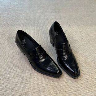 French-style retro square-toe loafers for women, featuring a British aesthetic, chunky heels, soft leather, and a slip-on design, making them versatile and suitable for everyday wear