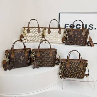 Cross-border fashion printed handbag for women, 2026 new style, large capacity shoulder bag, European and American retro wide strap bucket bag