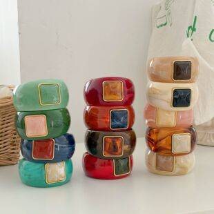 European and American Retro Style Gradient Gold-Edged Square Resin Bracelet, Exaggerated and Unique Fashion Bracelet for Women, Versatile Commuter Accessory