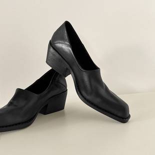 Women’s single-sole shoes made of top-grain cowhide, featuring a mid-heel, a square toe, and a retro design, perfect for autumn and winter. These are fashionable leather shoes