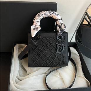 Cross-Border National Style Heavy Embroidery Handbag, Princess Diana Style Bag for Women, High-End Light Luxury Crossbody Bag, 2026 New Versatile Bag