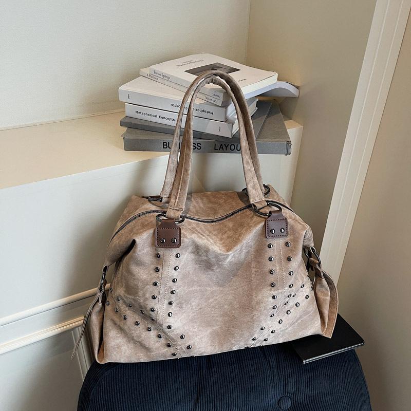 2026 New Fashion Studded Shoulder Bag Large Capacity Tote Bag for Women High-End Casual Versatile Commuter Underarm Bag