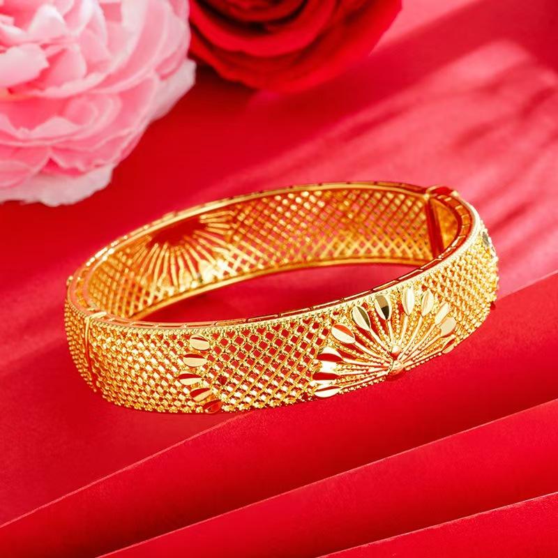 Sand Gold Jewelry Hollow Peacock Display Bracelet Women's Niche Design Imitation Gold Non-Fading Buckle Bracelet Wholesale