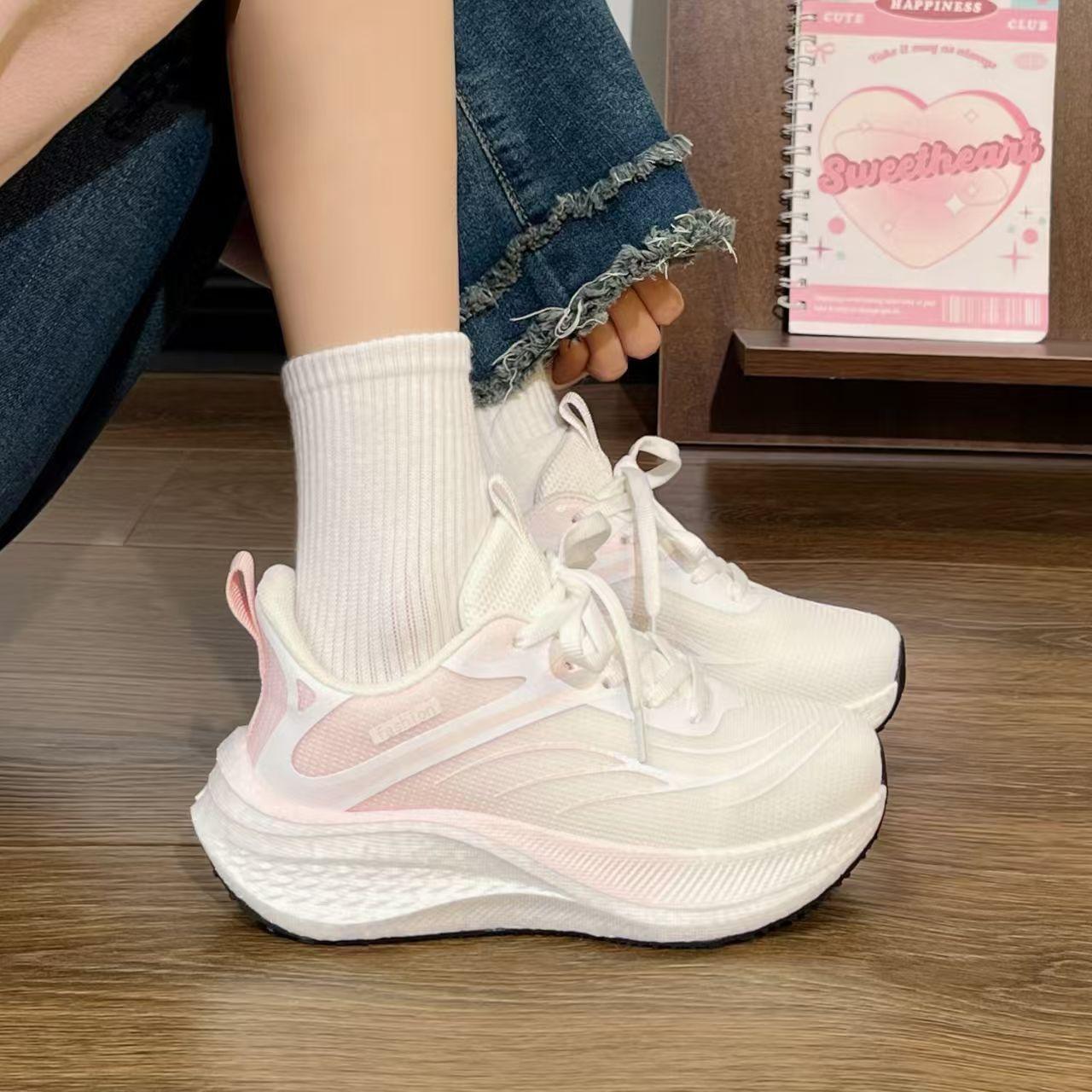 Lightweight popcorn-style running shoes with breathable mesh upper, designed for physical fitness tests, offering shock absorption and ultra-lightweight performance for racing and athletic activities, women's model