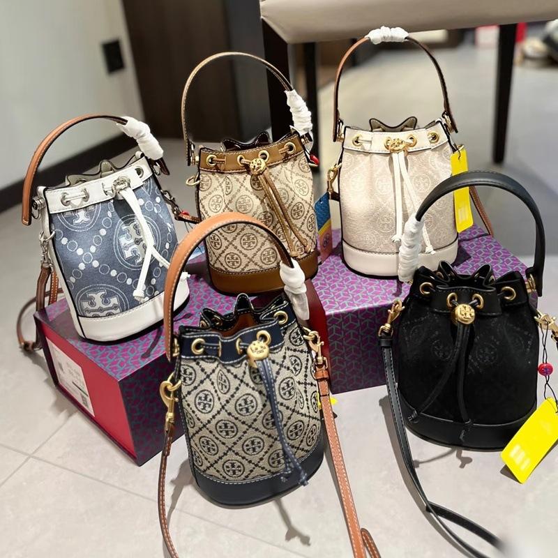 Tortyburch classic retro drawstring bucket bag, a fashionable and versatile large-capacity shoulder bag that can also be worn crossbody