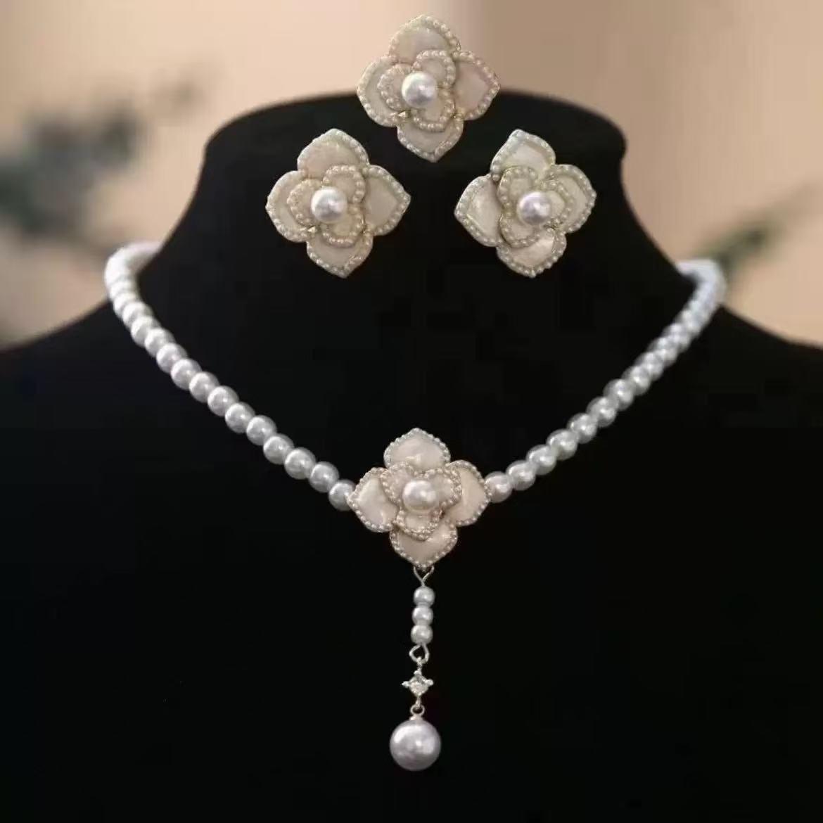French Retro Pearl Necklace, Elegant, Camellia Petal Clavicle Chain, Bridal Necklace, Wedding Dress, Evening Dress Three-Piece Suit