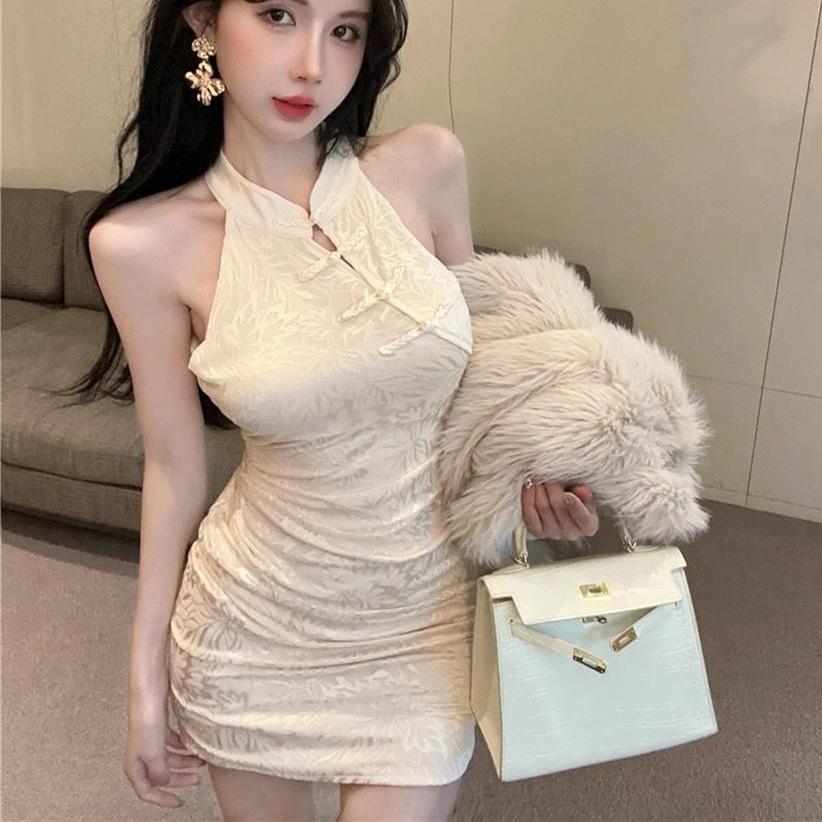 Summer New Chinese-Style Halter-Neck Cheongsam Dress with Buttoned Design for Petite Women, Waist-Cinching, Hip-Hugging Short Skirt in a Sexy Style