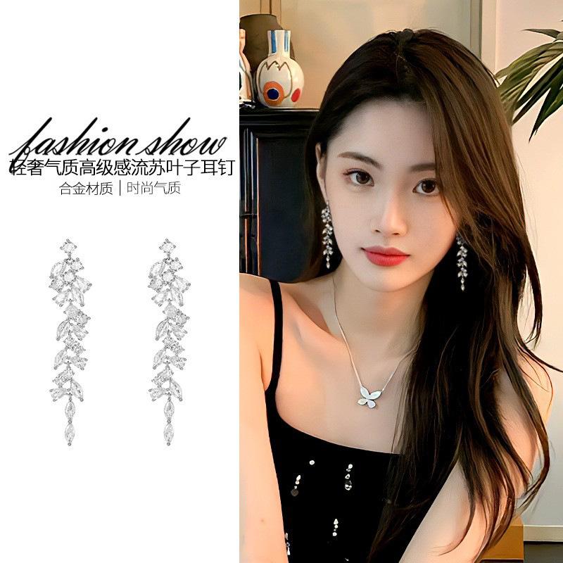 Exaggerated Tassel Mosquito Coil Disc Ear Clip Women's New Accessible Luxury Niche Earrings Bride Wedding Earrings High-end Elegant Earrings