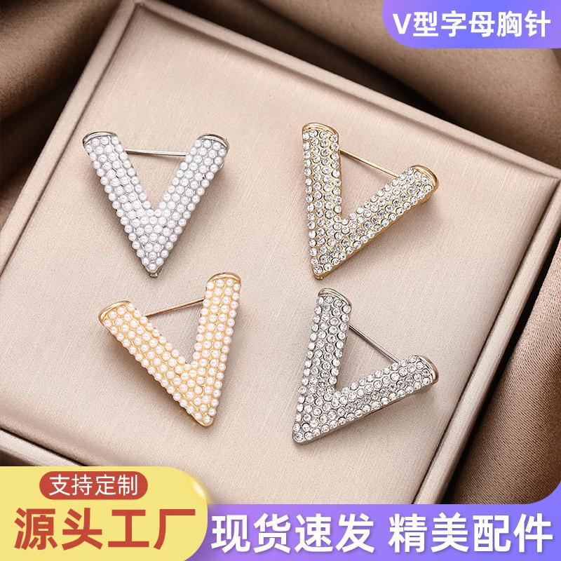 High-End Pearl-Encrusted Diamond V-Shaped Anti-Exposure Brooch Suit Jacket Outwear Fixing Artifact Elegant Corsage Accessories