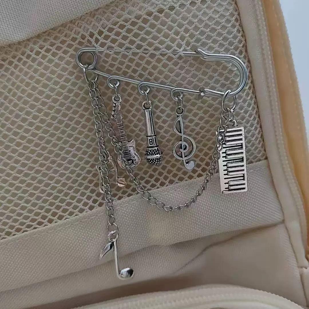 Music-themed brooch, metal guitar, microphone, musical note pendant, fashionable and versatile clothing accessory, wholesale for live streaming