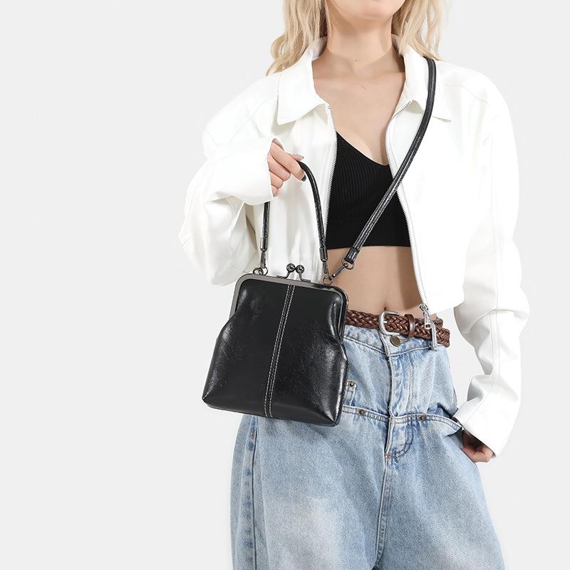 New Chinese-style retro fashion women's bag, niche design vintage handbag, elegant clip bag, cross-border bestseller