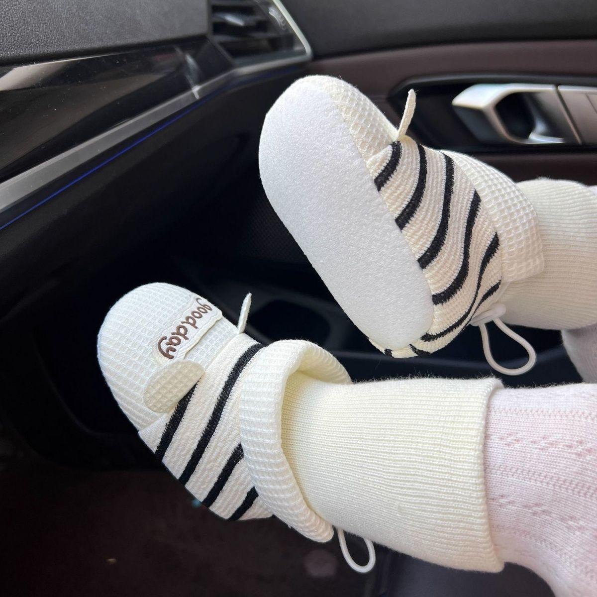 Spring and autumn season soft-soled baby shoes and socks, suitable for infants aged 0-6 months, and for boys and girls aged 3-9-12 months, with non-slip and anti-drop features