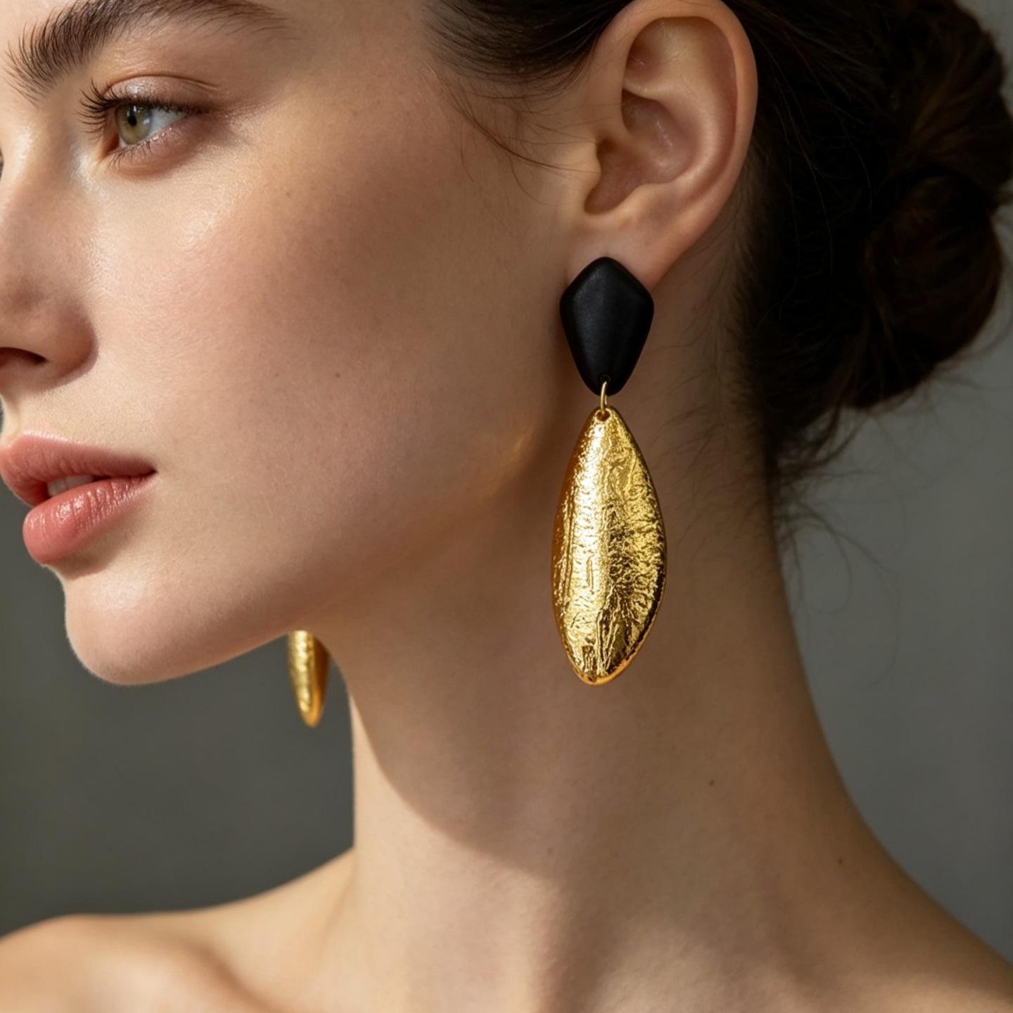 New vintage-style oval black and gold water drop pendant earrings with a high-end feel for women, new Chinese-style bridal earrings