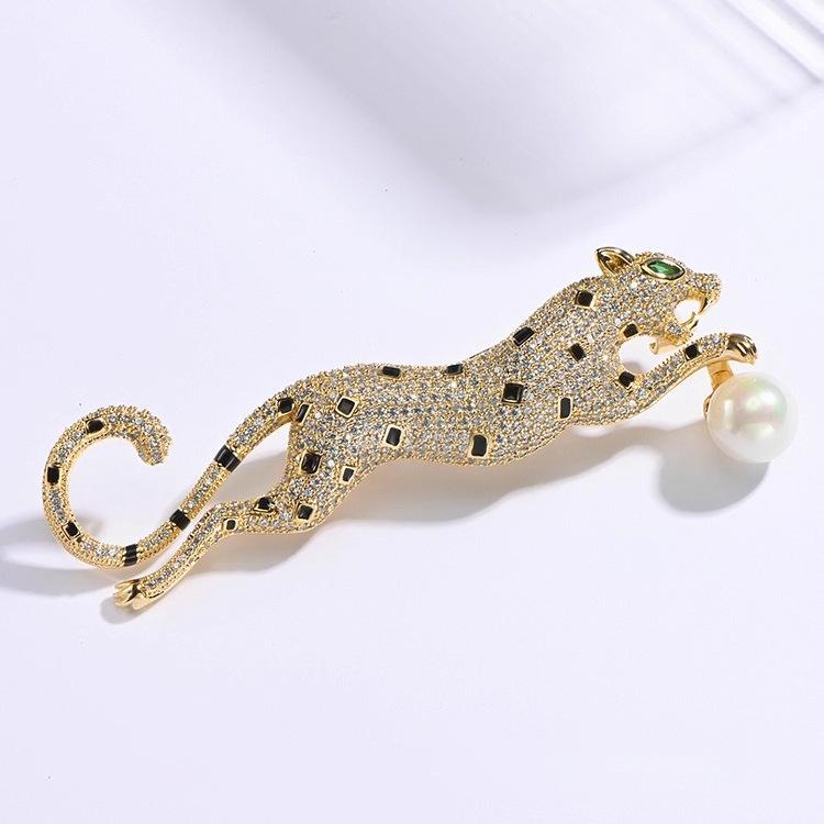 Leopard Brooch for Men and Women, Heavy-Duty and Atmospheric Diamond-Encrusted Corsage, High-End Luxury Animal Pin, Suit Dinner Accessories