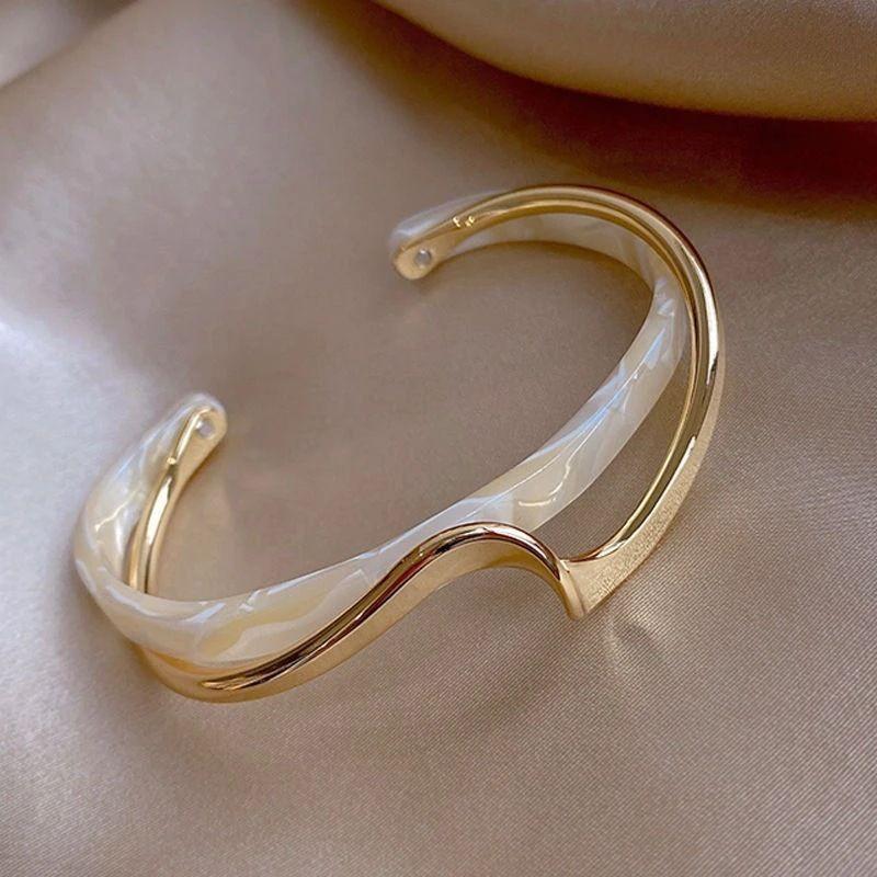 European and American light luxury white mother-of-pearl bracelet with twisted cross design, high-quality texture, niche design, fashionable internet celebrity jewelry