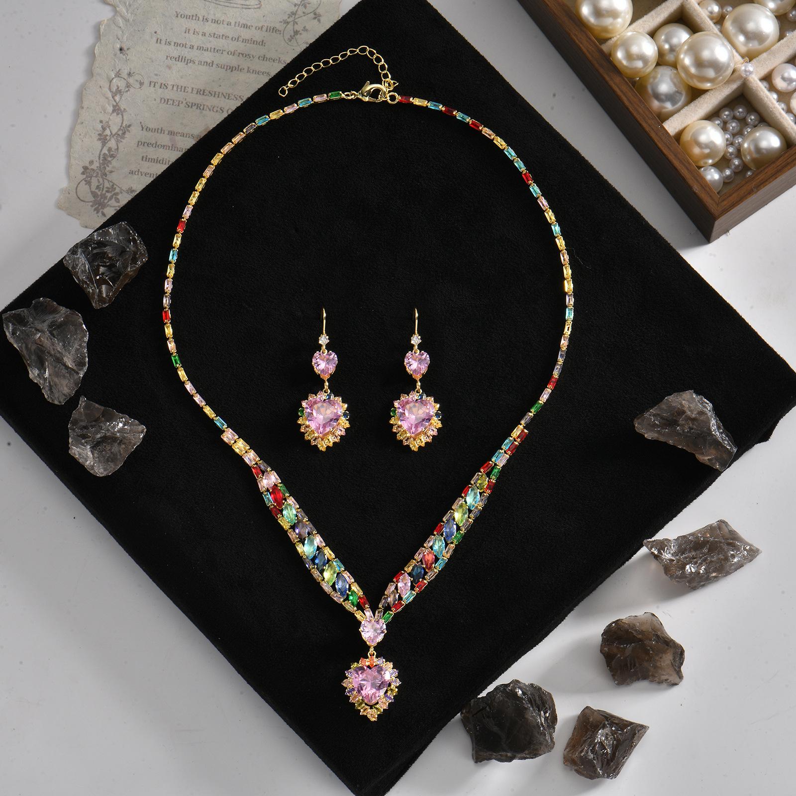European and American luxury pink heart-shaped diamond necklace and earring set, vintage evening wear, bridal jewelry with intricate diamond embellishments, wholesale