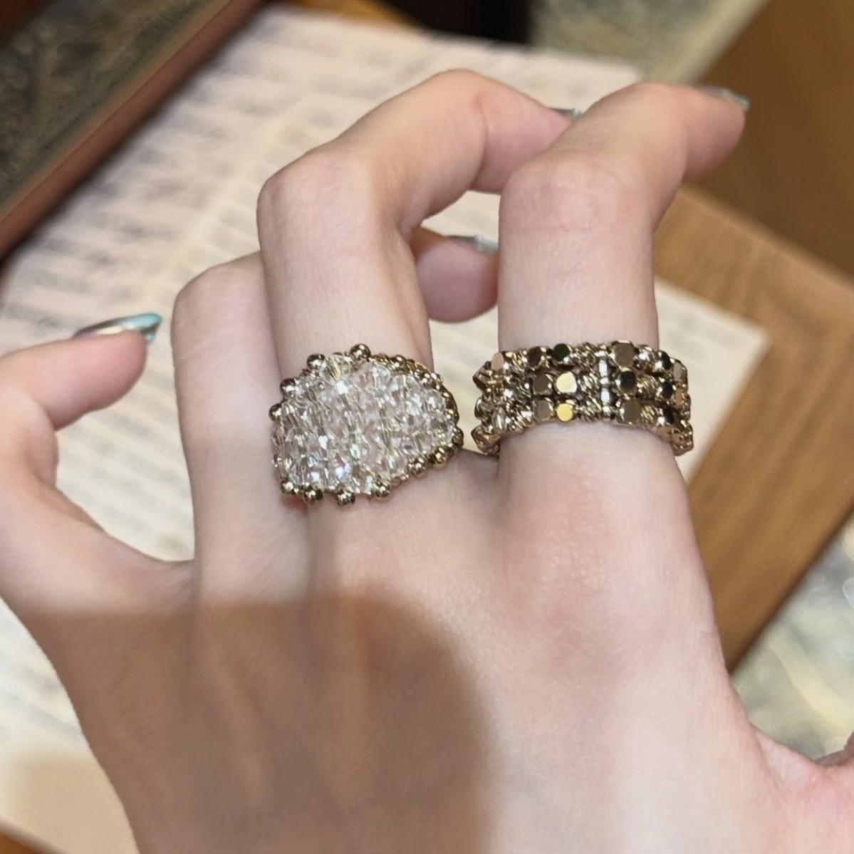 Vintage Retro Light Luxury Rice Bead Crystal Stackable Coffee Gold Ring for Women, Unique and Versatile with a High-End Feel