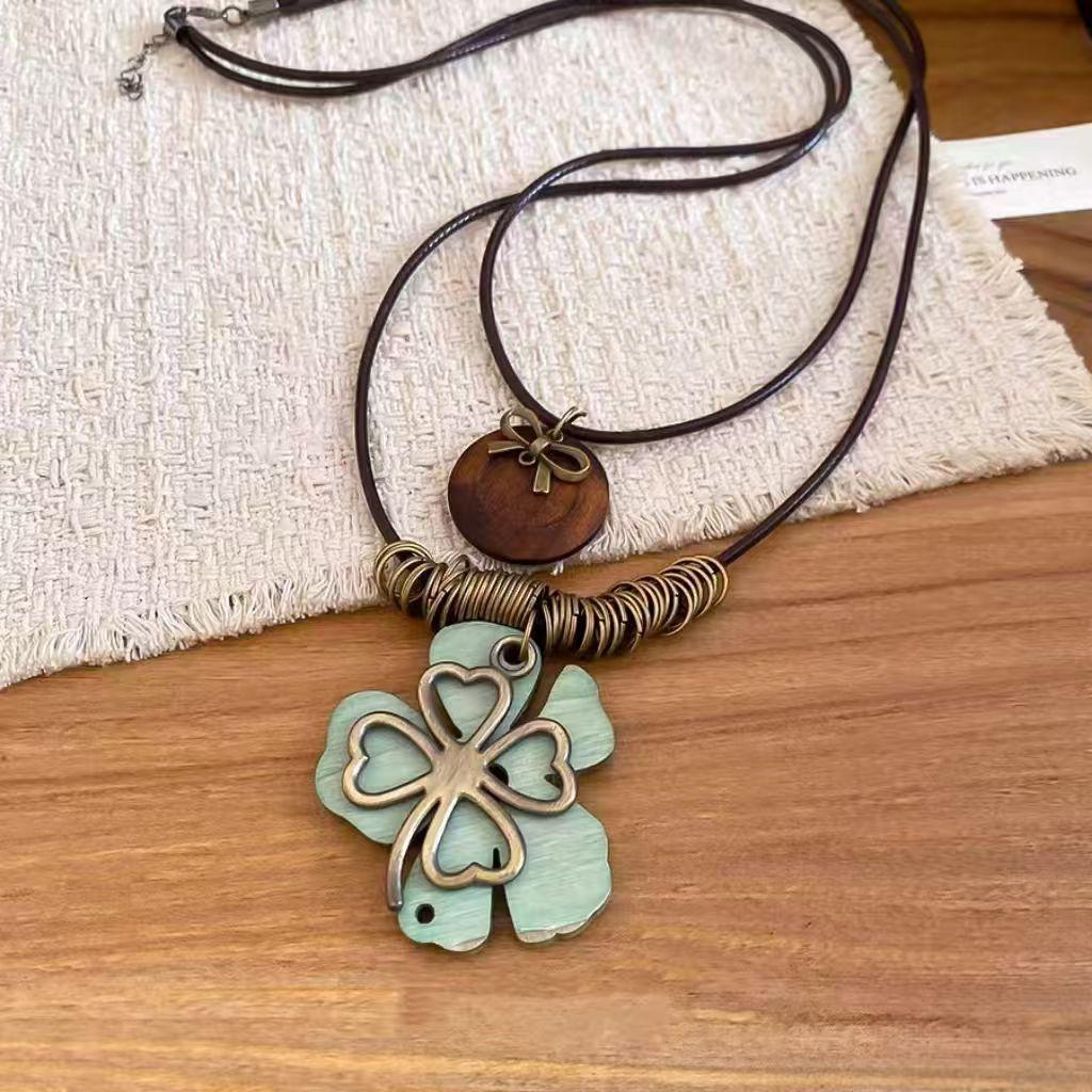 Bohemian Wooden Four-Leaf Clover Flower Pendant Necklace, Vintage Ethnic Style Sweater Chain, Light Luxury Necklace for Women