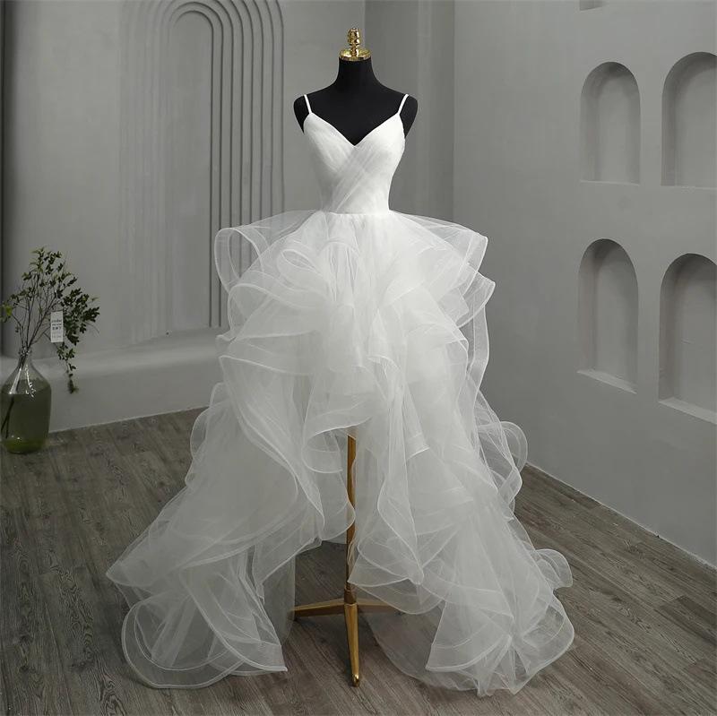 New lightweight wedding dress, short in the front and long in the back, exuding a simple yet ethereal and dreamy bridal charm, perfect for travel photoshoots, featuring a deep V-neck and a sexy design