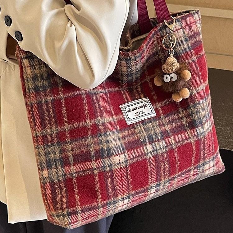 Large-capacity plaid bag for commuting and classes, 2024 new autumn and winter vintage versatile woolen internet-famous shoulder tote bag