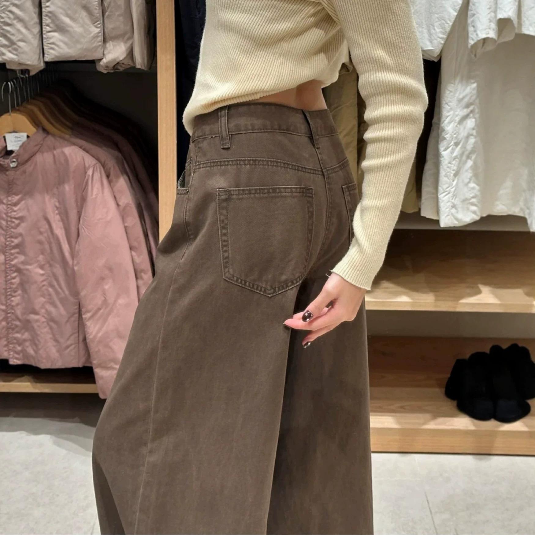 Women's high-waisted wide-leg jeans in Maillard brown, new autumn 2026 collection, loose fit, slimming, with a draping effect and floor-length design
