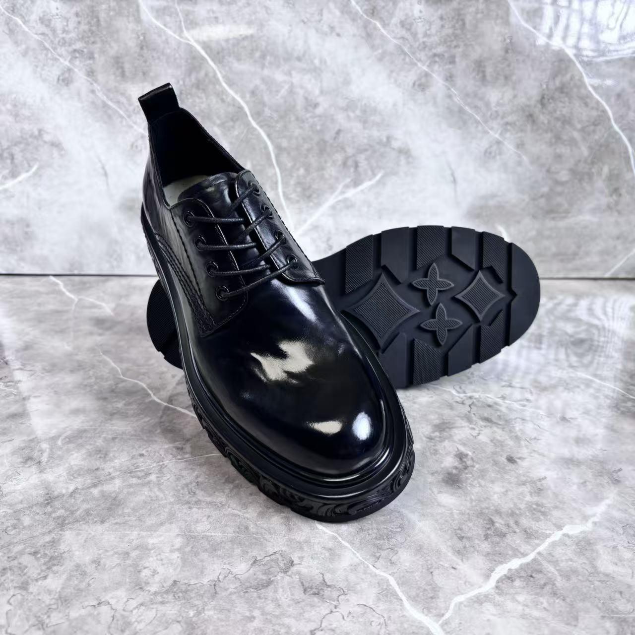 British-style men's shiny leather shoes with pointed toe, high-gloss patent leather texture, suitable for wedding grooms and formal business occasions, low-cut design