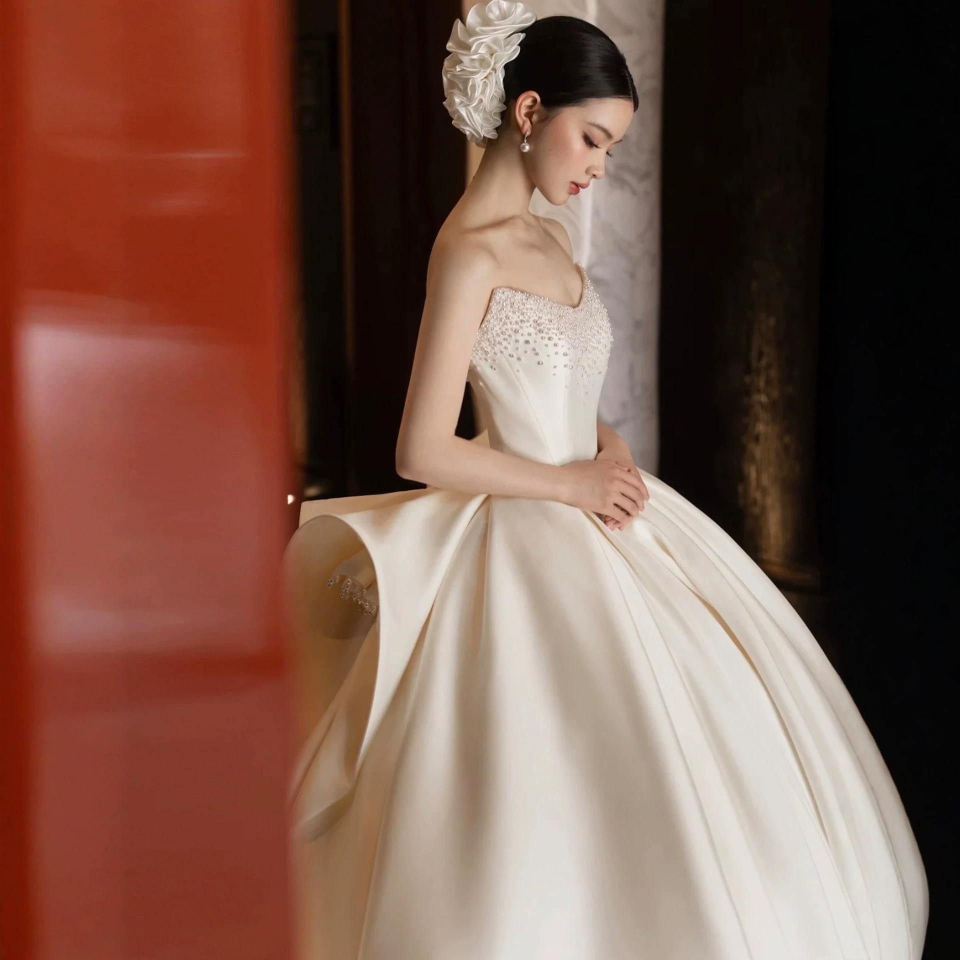 White strapless satin wedding dress 2026 new model for brides, high-quality vintage simple design with a long train
