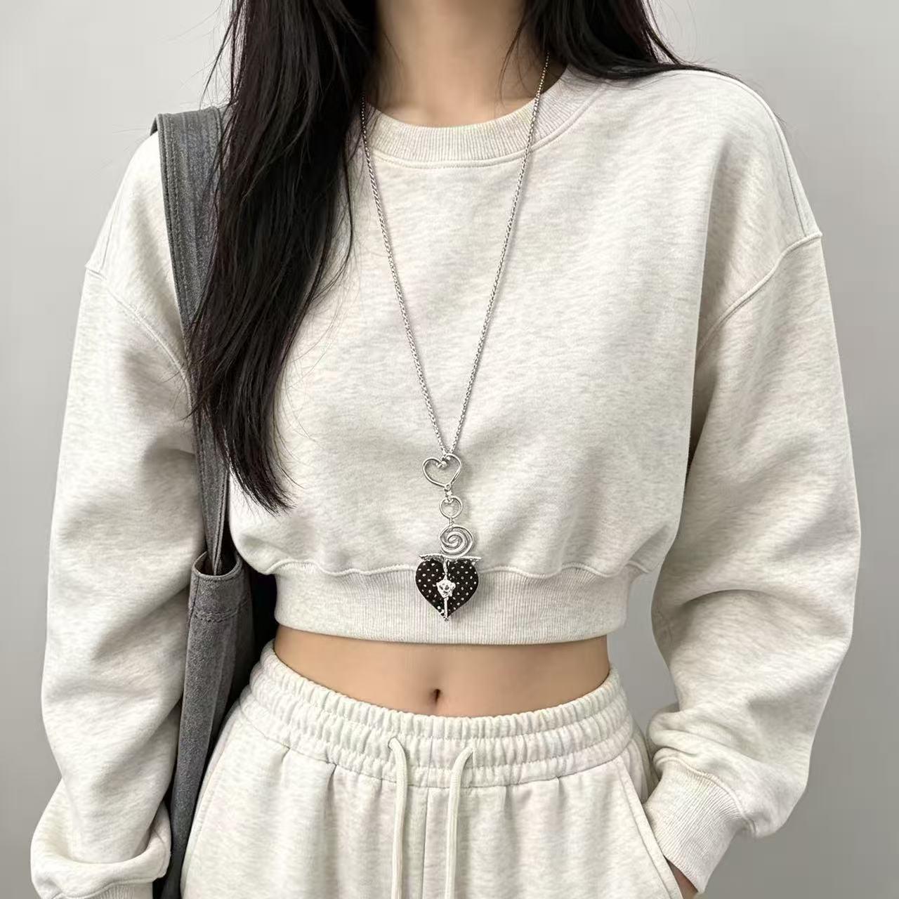Korean-style heart-shaped star pendant necklace for women, niche design, fashionable and elegant sweater chain, popular neck chain accessory