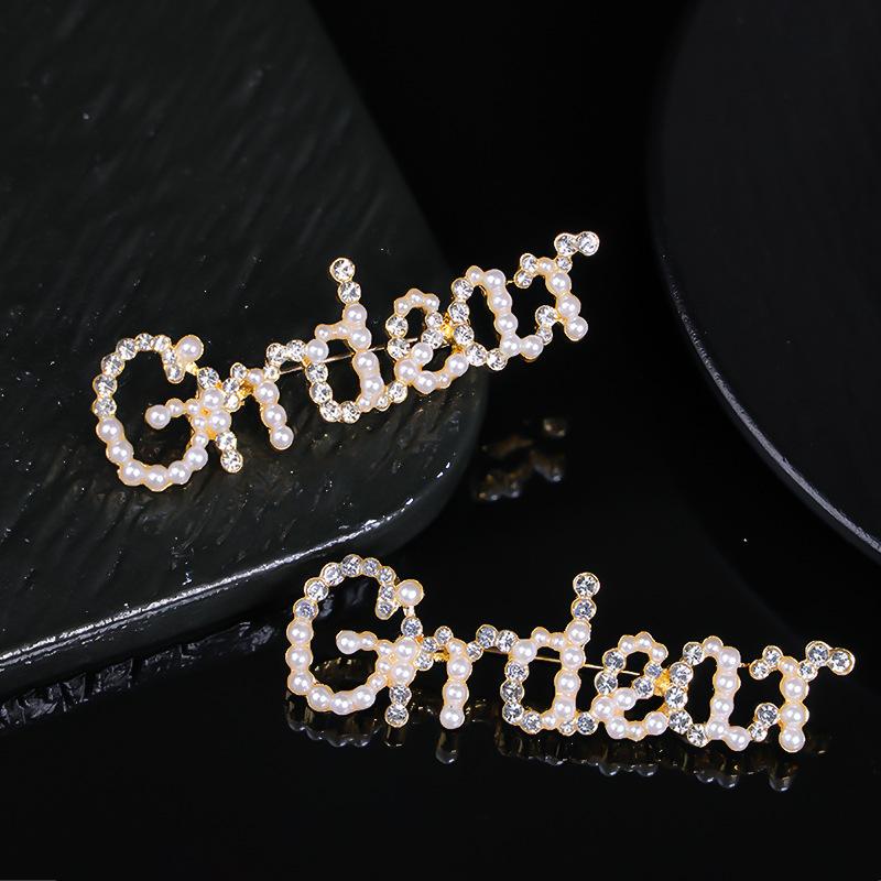 Korean-style Letter Pearl Brooch Fashion High-end Sense High-end Corsage Exquisite Simple Pearl Anti-running Light Pin Decoration