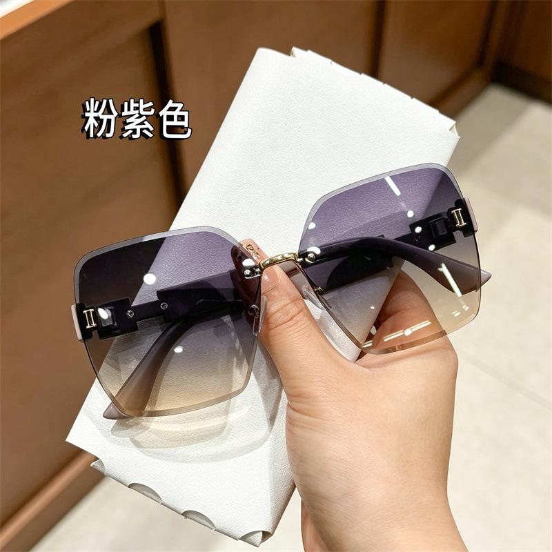 [Color-Changing Sunglasses] Versatile Large Frame Sunglasses, UV Protection, Face Slimming, Fashionable, Comes with Makeup Filter, Women's Style