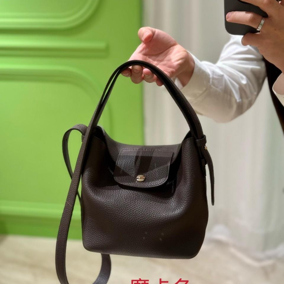 Longjia's new LeCadence small bucket bag made of top-grain cowhide is a fashionable and versatile shoulder and underarm handbag