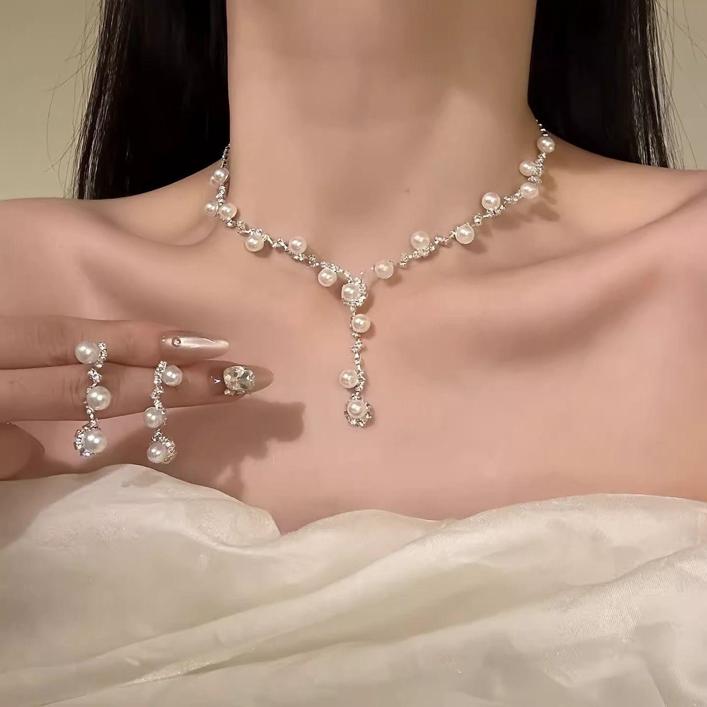 Popular bridal set accessories: rhinestone and pearl sunflower necklace and earrings two-piece set, light luxury versatile accessories