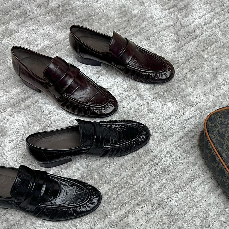 Guangzhou pleated loafers for commuting, pointed toe slip-on shoes, chunky heel black leather shoes, pleated old money style LP style