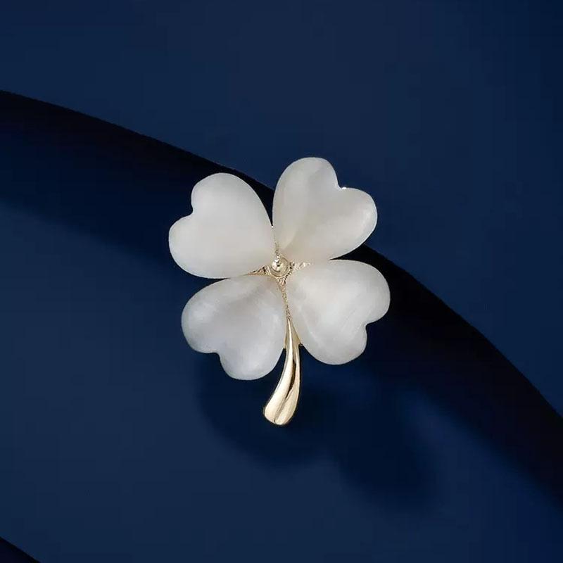 Cat's Eye Stone Four-Leaf Clover Brooch High-End Women's Exquisite Suit Corsage Pin Fixed Clothing Accessories Summer Anti-Exposure Buckle