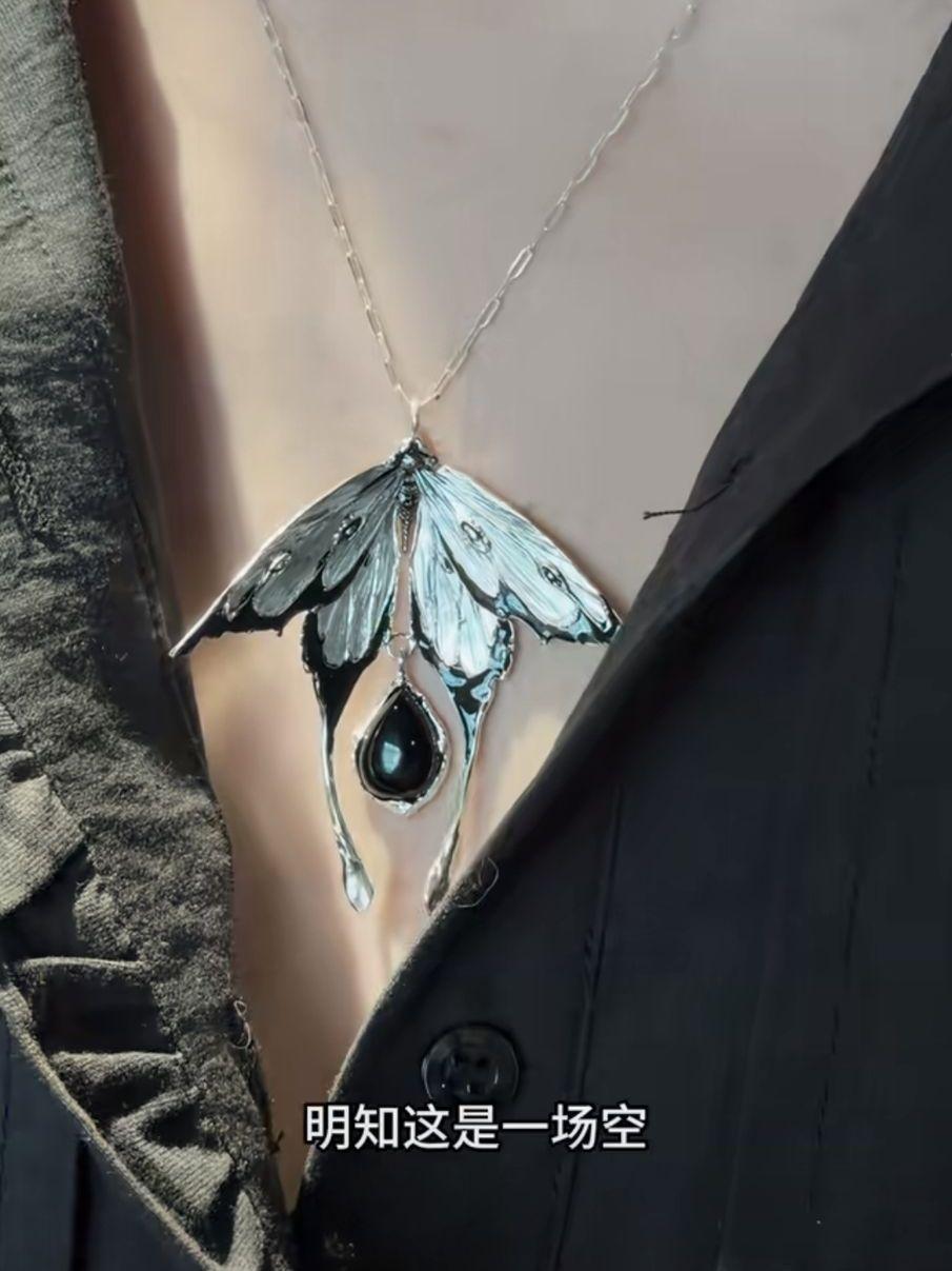 Dark Niche Moth-Shaped Necklace with a High-End Feel, Cool Butterfly Pendant, Vintage Light Luxury Unique Temperament Clavicle Chain