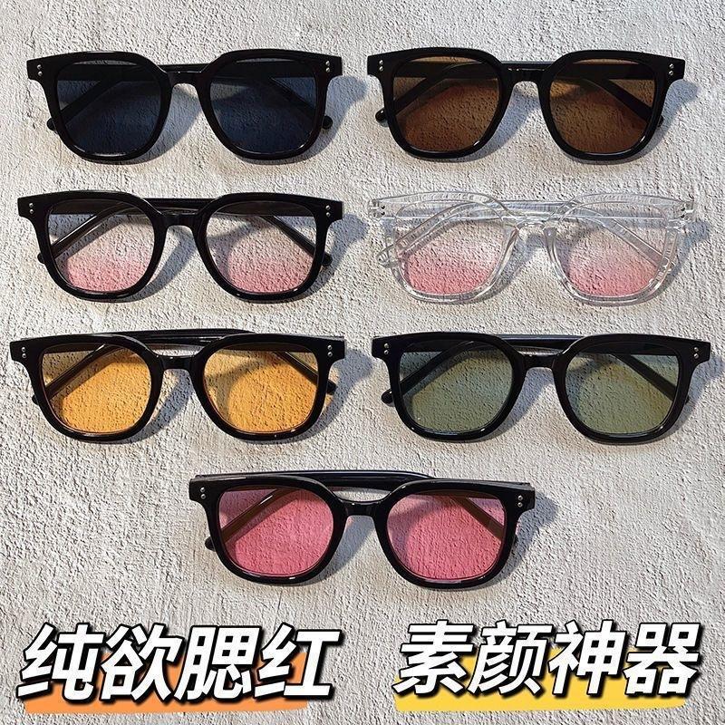 Square sunglasses, sweet and cool, perfect for best friends or couples, ideal for summer, with a gradient tint that changes from light to dark, blush-colored, black frame, suitable for wearing without makeup, trendy sunglasses
