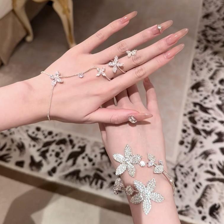 European and American Exquisite Geometric Flower Bracelets with Diamonds, Fashionable Niche Bracelets, Light Luxury, High-End Feel, Designer Jewelry with a Niche Aesthetic