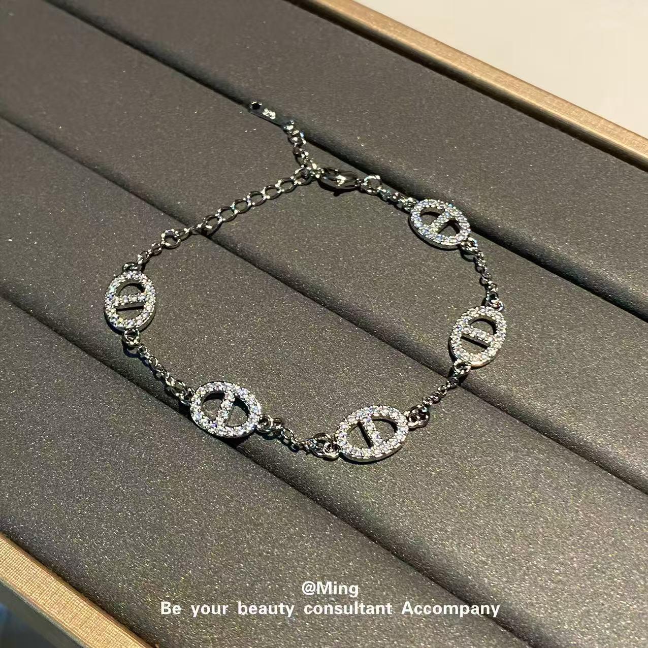 Pig-nose design, exquisite and luxurious, ultra-sparkling with full diamond embellishments, niche high-end feel, new bracelet for girls, light luxury ins style