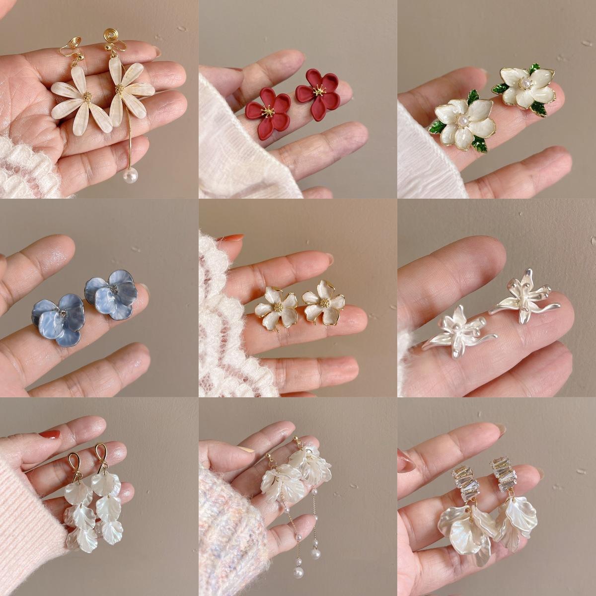 Fresh and Delicate Floral Ear Clips for Women, Gentle and Elegant, Non-Pierced Mosquito Coil Ear Clips, Light Luxury with a High-End Feel, Iris Flower Earrings