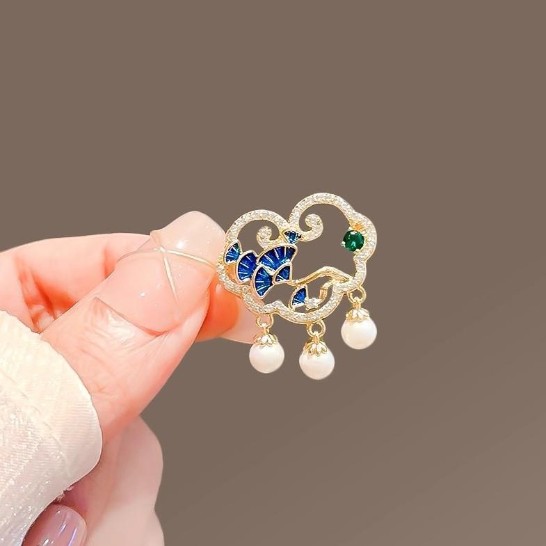 Chinese Style Exquisite Cut Out Auspicious Cloud Pine Leaf Ruyi Lock Brooch High-End Women's Tassel Pin Anti-Exposure Antique Style Accessories