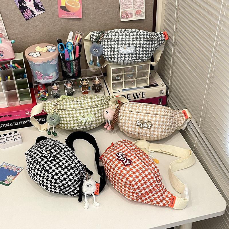 Crossbody Bag with Checkerboard Pattern, Trendy Japanese Style, Versatile Waist Bag for Girls, Lightweight Small Chest Bag for Sports and Leisure