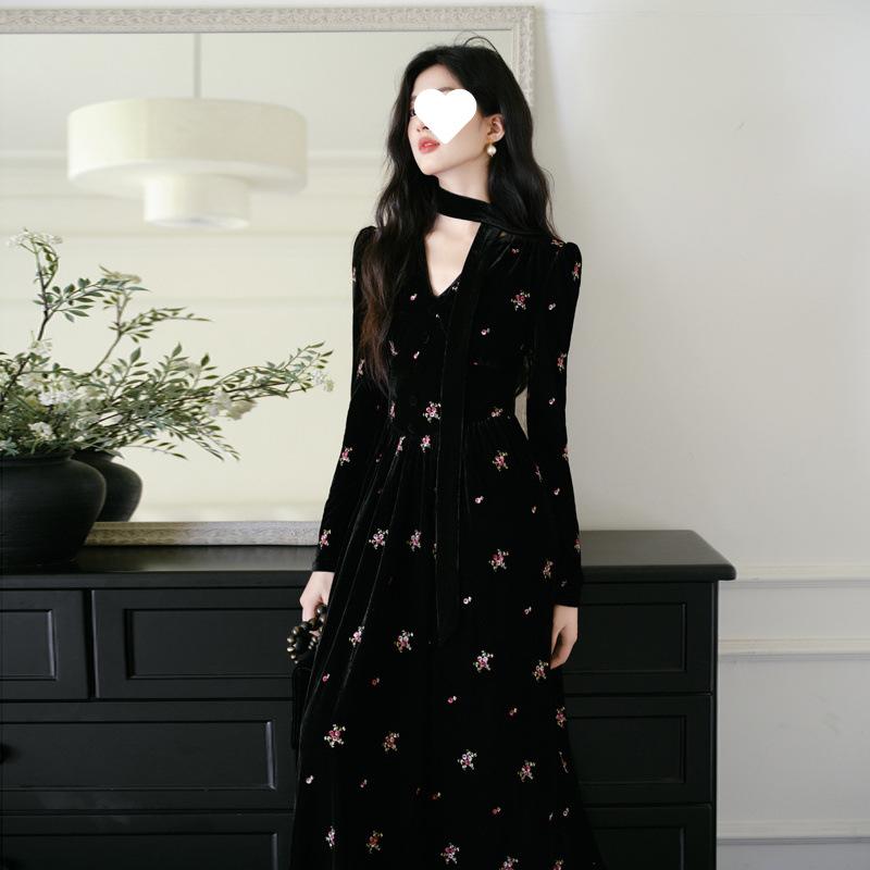 Autumn and winter French retro black velvet dress temperament socialite goddess fan long skirt