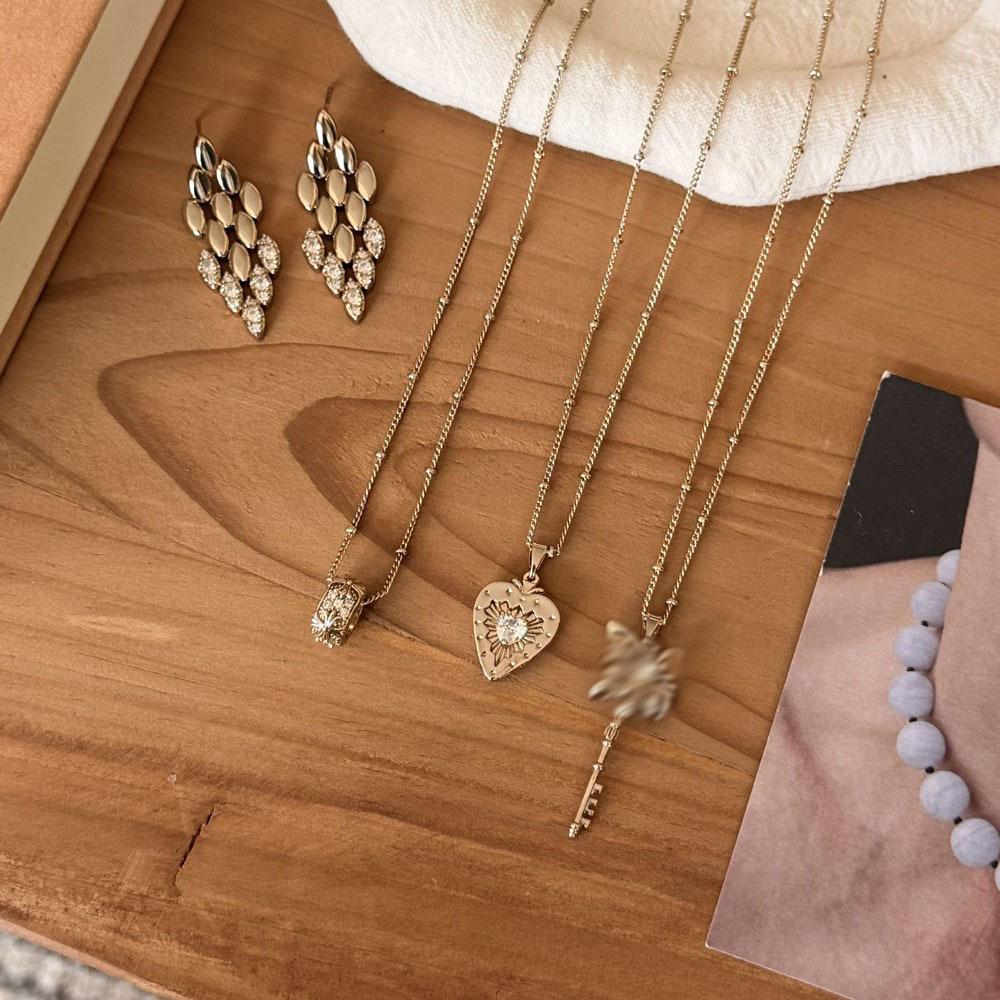 Blogger's Same Style Retro Cross Coffee Gold Necklace, Niche High-End Minimalist Versatile Layered Neck Chain Accessory for Women