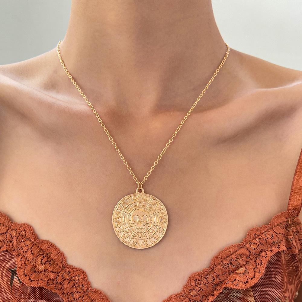 European and American Movie Accessories Pirates of the Caribbean Necklace Aztec Gold Coin Chain Men's Skull Necklace Pendant