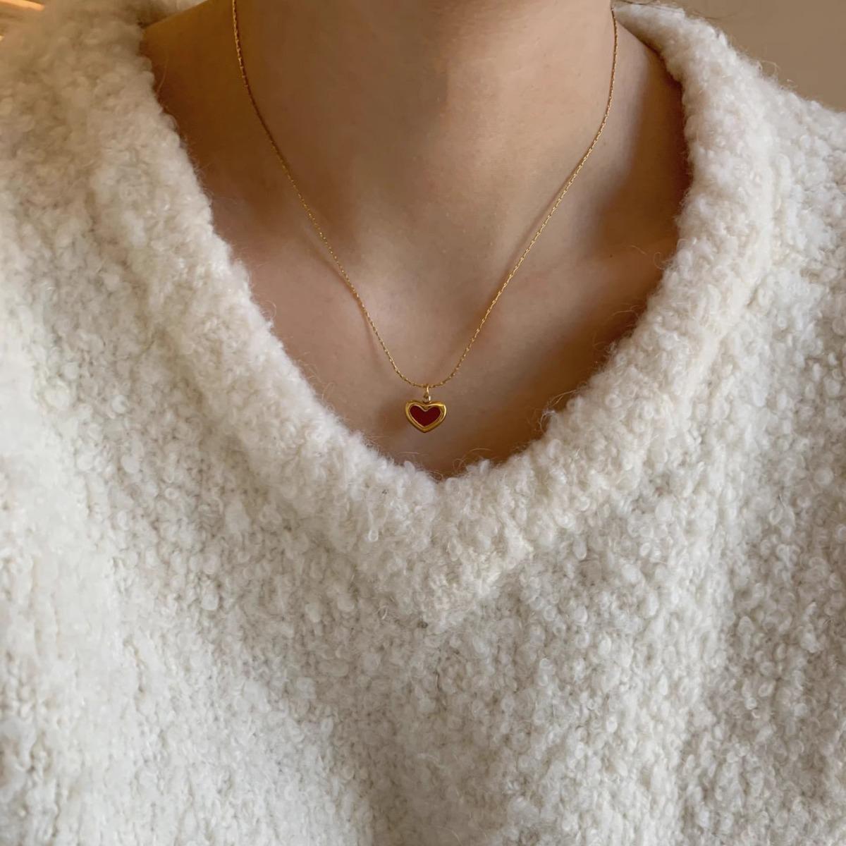 Red love titanium steel necklace small red heart pendant Korean style niche sweet autumn and winter vigorous girl Peach heart clavicle chain