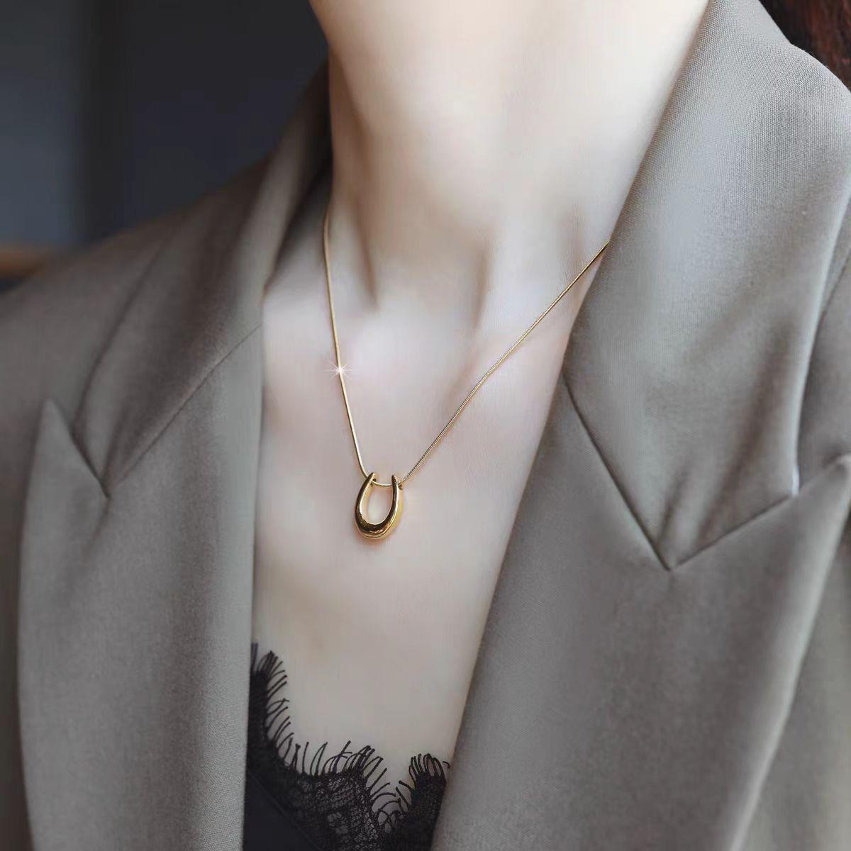 Design Sense U-shaped Horseshoe Pendant Necklace 2024 New Women's Light Luxury Niche Sense Collarbone Chain Accessories Sweat Chain