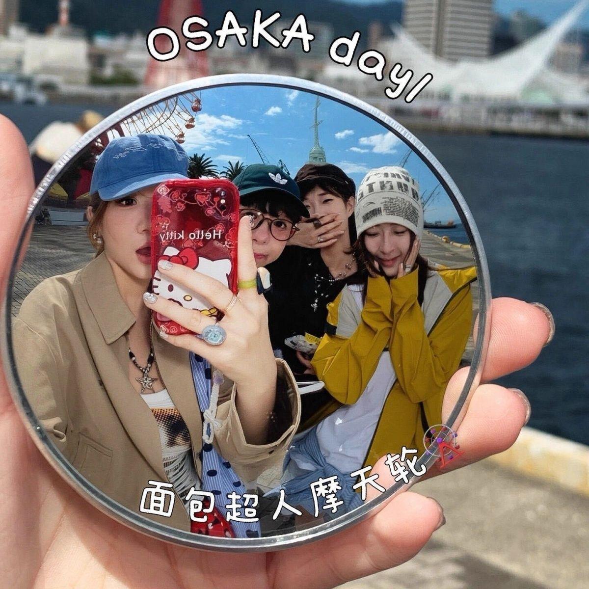 Travel Photography Convex Mirror Wide-Angle Reflective Small Round Mirror Handheld Photo Prop for Friends and Couples