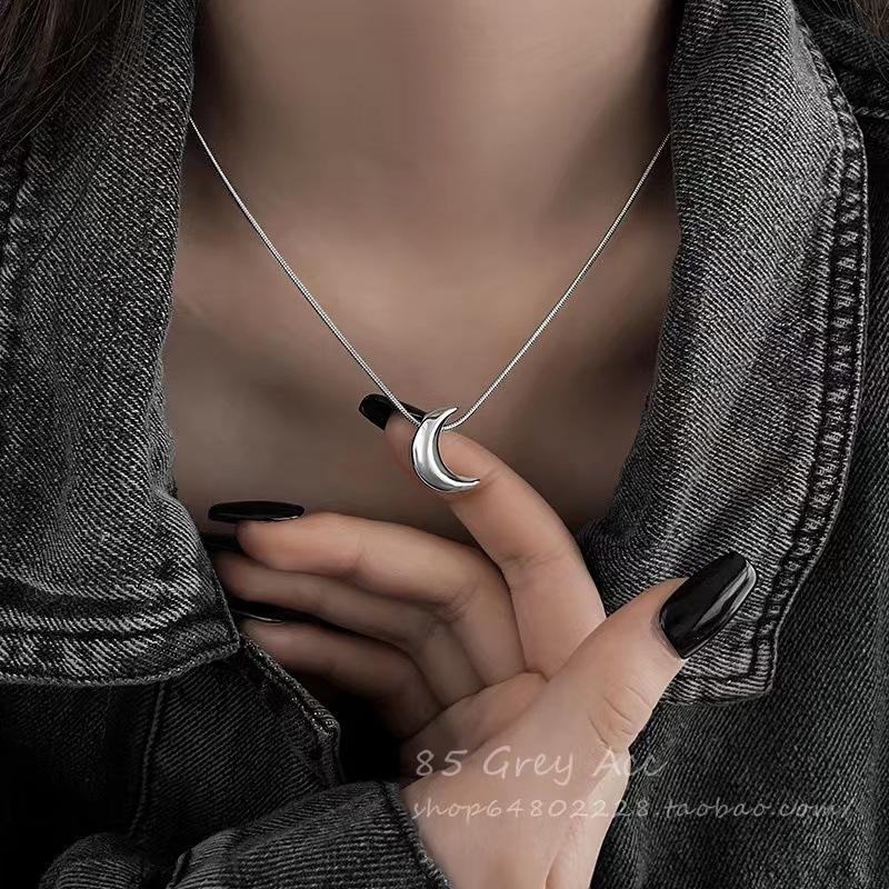 ins glossy moon necklace for men and women students simple clavicle chain Japanese and Korean niche new jewelry cool fashion accessories