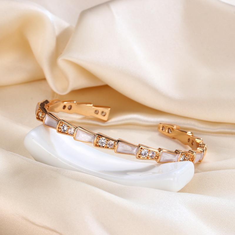 White Mother-Of-Pearl Snake Bracelet for Women, Light Luxury Fashion, Elegant Open Snake-Shaped Snake Bone Bracelet, Wholesale Zodiac Snake Cross-Border